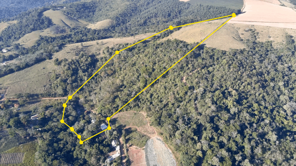 Sítio com cachoeira em Piedade.